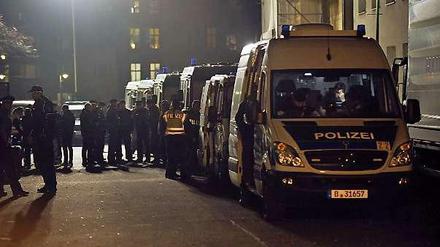 Die Polizei rückte zu Durchsuchungen an zwölf Orten in Berlin und Brandenburg aus.