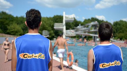 Sollen eigentlich für Frieden im Freibad sorgen: Zwei Ehrenamtliche der Initiative "Bleib cool am Pool" im Sommerbad Pankow.