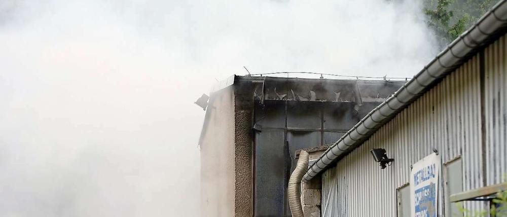 In Rauch aufgegangen: Der Qualm der vom brennenden Abfall in einer Lagerhalle in Prenzlauer Berg ausging, war weithin zu sehen - und zu riechen.