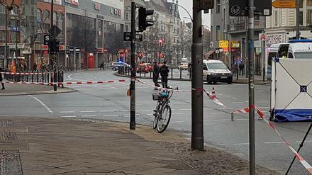 Das Rad der getöteten Frau am Kaiser-Wilhelm-Platz wirkt unbeschädigt. Das Vorderlicht brannte noch zwei Stunden nach dem Unfall.