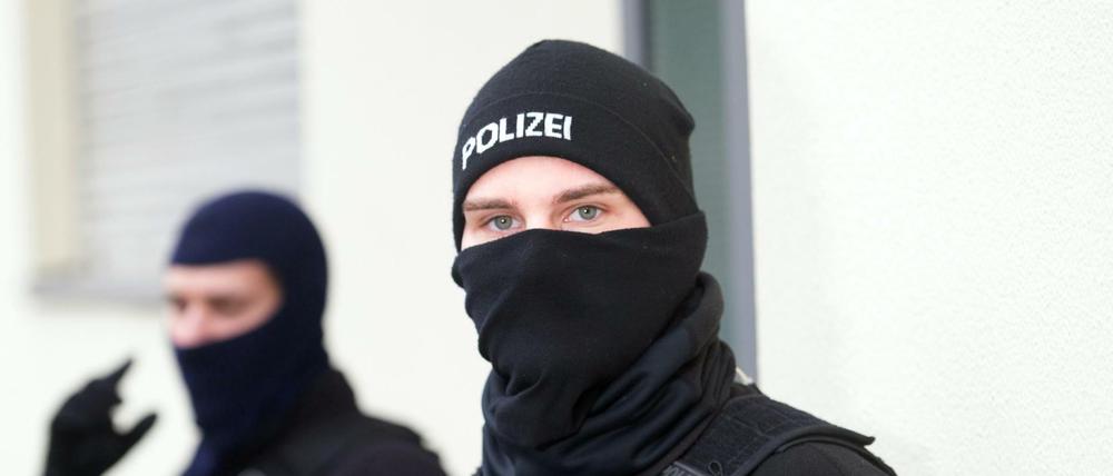 200 Polizisten führen am frühen Morgen in Berlin eine Razzia gegen ein Islamisten-Netzwerk durch. Es geht um die Organisatoren und Anhängern der radikal-salafistischen Vereinigung "Die wahre Religion". 