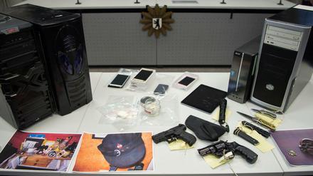 Computer und Handys stellte die Polizei sicher - aber auch Waffen und vermutlich auch Amphetamine.