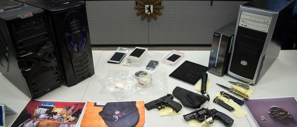 Computer und Handys stellte die Polizei sicher - aber auch Waffen und vermutlich auch Amphetamine.