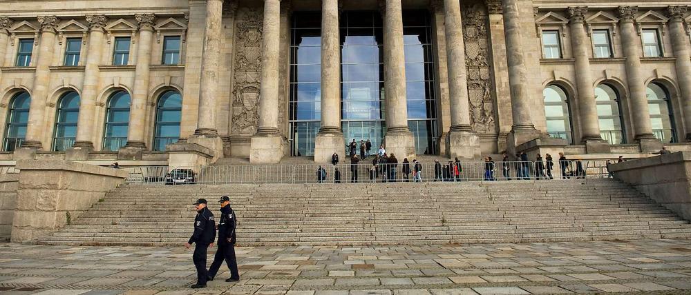 Hier tötete sich am Samstag ein junger Mann vor den Augen Hunderter Menschen: Das Berliner Reichstagsgebäude. 