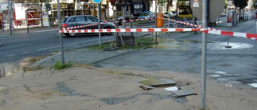 Seit Dienstagfrüh klaffen auf dem Gehweg der Steglitzer Schloßstraße Löcher im Asphalt - schuld ist ein Wasserrohrbruch.