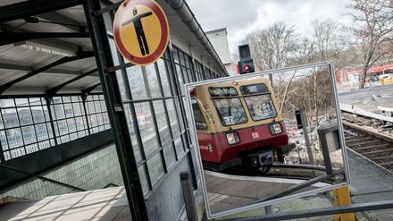 Ein S-Bahn-Zug steht an einem Berliner Bahnhof