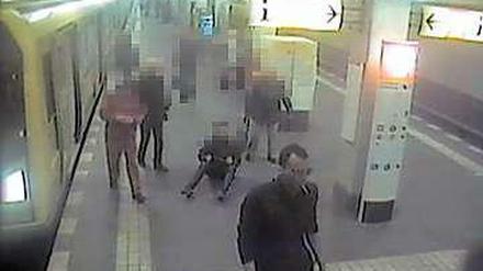 Ein Überwachungsvideo aus dem U-Bahnhof Heinrich-Heine-Straße zeigt den mutmaßlichen Täter.
