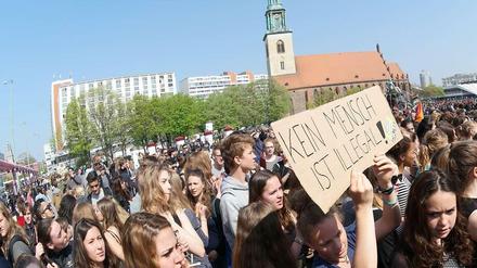Um 12 Uhr startete der Demonstrationszug aus Schülern und Studierenden am Neptunbrunnen.