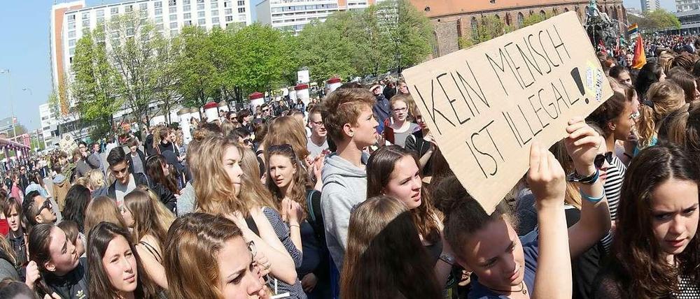 Um 12 Uhr startete der Demonstrationszug aus Schülern und Studierenden am Neptunbrunnen.