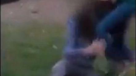 Das Video, auf dem zu sehen ist, wie eine 13-Jährige von zwei Mädchen brutal verprügelt wird, hat möglicherweise strafrechtliche Konsequenzen. 