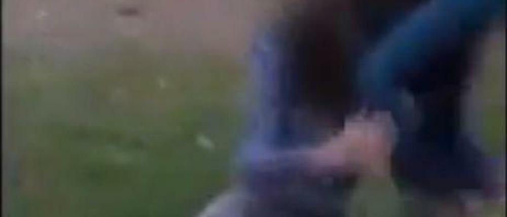 Das Video, auf dem zu sehen ist, wie eine 13-Jährige von zwei Mädchen brutal verprügelt wird, hat möglicherweise strafrechtliche Konsequenzen. 