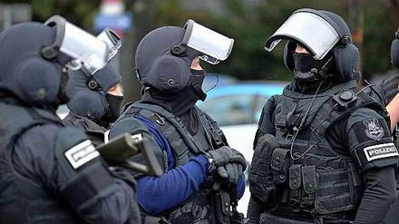 Mitglieder eines Sonder-Einsatzkommandos der Polizei bereiten sich auf einen Einsatz vor (Symbolbild). 