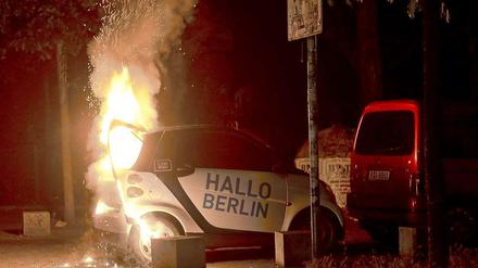 Vermummte Männer hatten in der Nacht auf Mittwoch einen Smart in Berlin-Kreuzberg angezündet.