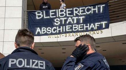 "Bleiberecht statt Abschiebehaft" lautete die Parole bei der Demo an der SPD-Zentrale. Die Polizei war vor Ort, musste aber nicht eingreifen.