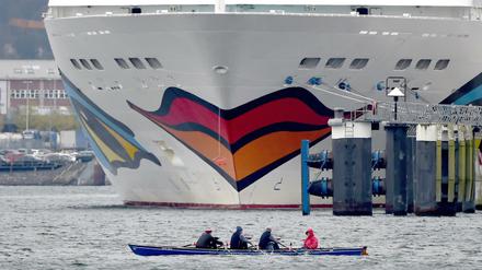 Die "Aidaluna" am Montag in Kiel. Auf einem Schiff der Aida-Kette soll ein Krankenpfleger als Schiffsarzt praktiziert haben.  