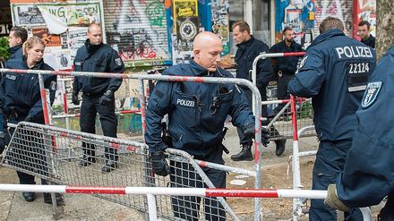Die Polizei hat regelmäßig an der Rigaer Straße 94 zu tun.