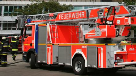 Am Freitag hat die Berliner Feuerwehr einen Wohnungsbrand in Schöneberg gelöscht. Zwei Menschen kamen bei dem Brand ums Leben. 