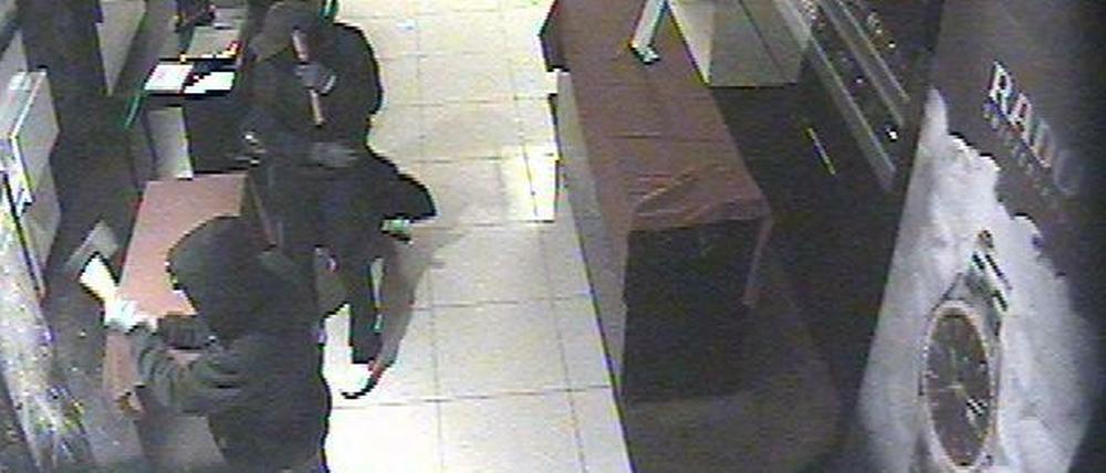 Dieses Foto zeigt zwei Täter beim Einbruch in das Kadewe.