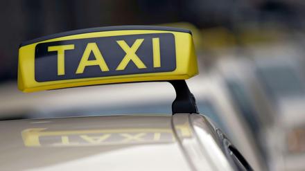 Ein Taxifahrer stellte in der Nacht auf Montag in Kreuzberg einen Handtaschenräuber.