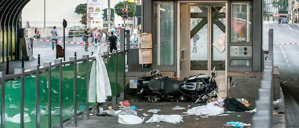 Drei Menschen warteten auf den Aufzug, als sie vom Motorrad getroffen wurden.