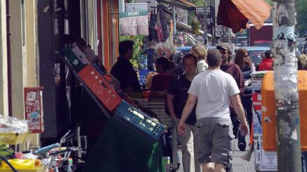 Eine Straßenszene aus der Oranienstraße. Hier soll ein Mann auf offener Straße mehrere Frauen niedergestochen haben (Symbolfoto).