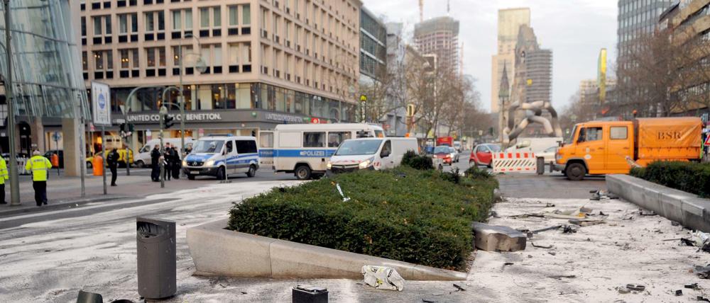 Fahrzeugteile liegen am 01.02.2016 in Berlin nach einem illegalen Autorennen in der Tauentzienstraße. Ein Mann starb.