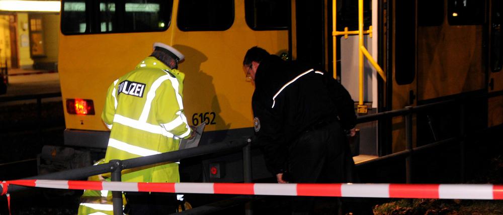 Polizisten und ein Mitarbeiter der BVG untersuchen die in den Unfall verwickelte Trambahn der Linie 50.