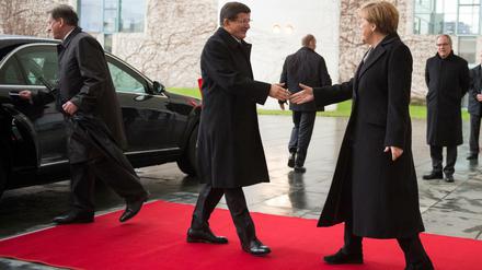 Willkommen. Bundeskanzlerin Angela Merkel (r, CDU) empfängt den Ministerpräsidenten der Türkei, Ahmet Davutoglu. Hier am 12. Januar 2015 mit militärischen Ehren vor dem Bundeskanzleramt in Berlin. 
