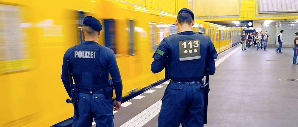 Polizisten am U-Bahnhof. Immer wieder gibt es gewaltsame Übergriffe im Berliner Nahverkehr.