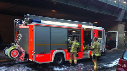 Mehrere Feuerwehrwagen waren heute morgen am Bahnhof Schönhauser Allee im Einsatz, um den Kabelbrand zu löschen.