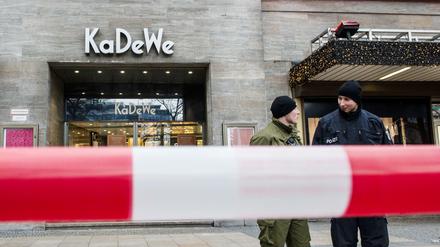 Polizisten stehen im Dezember nach dem spektakulären Juwelier-Raub vor dem Luxuskaufhaus KaDeWe hinter einer Absperrung. 