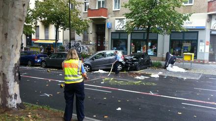 Schwerer Unfall in der Gneisenaustraße in Berlin-Kreuzberg - hier verursacht von einem flüchtigen Fahrer.