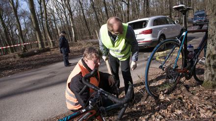 Bei dem Fahrradrennen in Berlin-Wannsee sind mindestens vier Menschen von dem Auto verletzt worden. 
