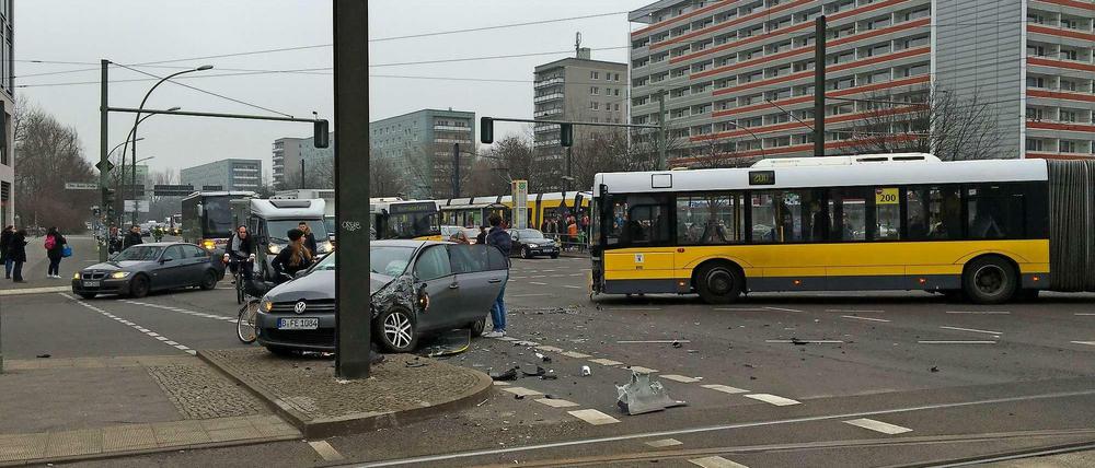 Ein BVG-Bus und ein VW-Golf sind am Donnerstagmorgen in der Mollstraße miteinander kollidiert. Der Golf-Fahrer und drei Insassen des Busses wurden verletzt.