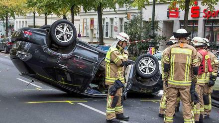 Der Lexus landete nach der Kollision mit einem geparkten Auto auf der Gneisenaustraße auf dem Dach. Die Feuerwehr brachte die verletzte Fahrerin in die Klinik.