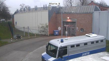 Auf dem Videostandbild einer Überwachungskamera an der JVA Plötzensee ist am 28.12.2017 der Ausbruch von vier Inhaftierten zu sehen.