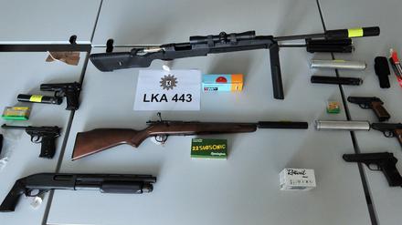 Diese Waffen hat die Polizei zwar schon vor einem Jahr in einer Wohnung in Charlottenburg gefunden, doch ein ähnliches Bild bot sich am Mittwochnachmittag in Moabit.