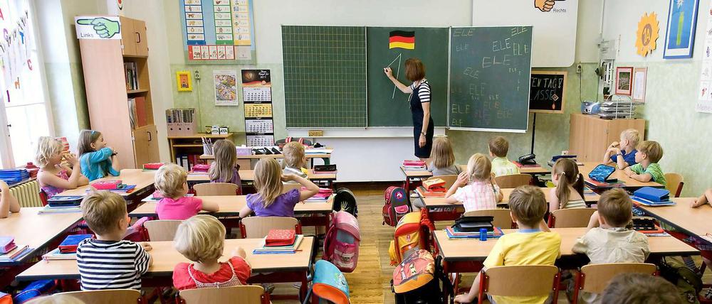 Berlins Lehrer werden knapp, seit mehr Pädagogen in Pension gehen als ausgebildet wurden. Jetzt wird auf Nachwuchs aus anderen Bundesländern und auf Quereinsteiger gesetzt. 