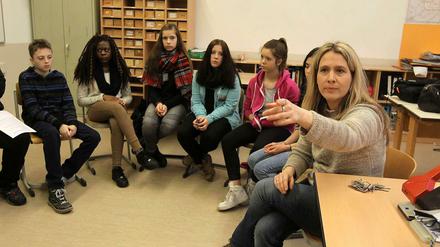 Lehrerin Carolin Arlt-Gleim und ihre Schüler an der Heinrich-von-Stephan-Schule in Moabit.