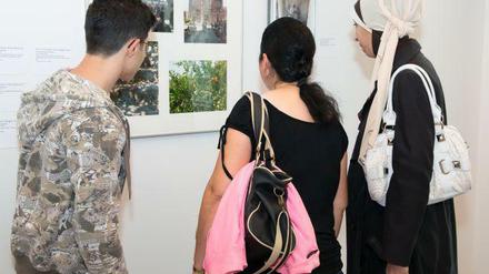 Schüler einer Partnerschule des Jüdischen Museums schauen sich eine Ausstellung an.