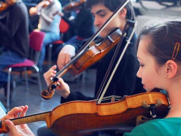 An musikbetonten Oberschulen können Schüler im Orchester spielen und Instrumente erlernen.