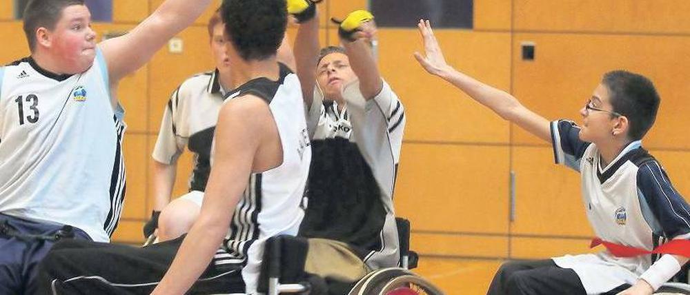 Dribbeln, zielen, werfen. Die Aussicht auf „Jugend trainiert für Paralympics“ macht den Rollstuhlbasketball-Schulcup besonders spannend. Doch viele wollten auch einfach nur dabei sein, High-Tech-Rollstühle testen, anfeuern. Manch einer setzte sich auch in den Rollstuhl, um den anspruchsvollen Sport auszuprobieren. 