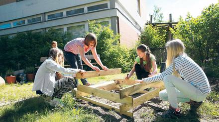 So sehen Sieger aus. Schüler der Grundschule am Beerwinkel in Spandau legen ein Hochbeet an, in dem später kompostiert wird. 