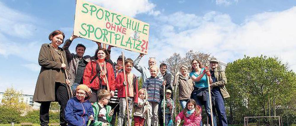 Erstmal putzen. Eltern und Schüler der Spartacus-Schule in Friedrichshain richten den Sportplatz her.