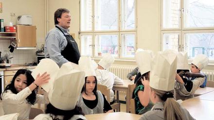 Mützen auf. Detlef Untermann kocht mit Schülern der Weddinger Humboldthain-Schule und spricht mit ihnen über Esskultur. 
