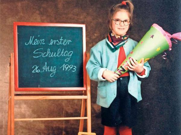 Hoffnugnsfroh ins Schulleben ging es 1993 im Hunsrück. Lois Fleves sammelt für ihren Blog alte und neue Einschulungsfotos. 