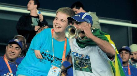 Zusammen stark. Zum Team der „Paralympics Zeitung“ gehört David Hock, 19 Jahre, aus Pinneberg – hier noch bei einem Testevent im Olympiastadion von Rio.