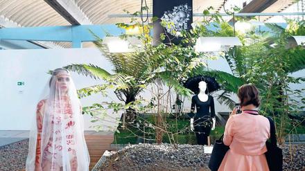 Transparente Burka. Kostüme und Fotografien der Schülerinnen des Oberstufenzentrums Mode sind im Garten der Diaspora im Jüdischen Museum ausgestellt.