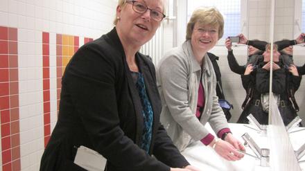 Schulleiterin Ulrike van Rinsum (l.) und Stadträtin Cerstin Richter-Kotowski im frisch sanierten Waschraum.
