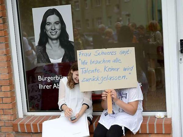 2014 demonstrierten Eltern und Kinder vor dem Wahlkreisbüro von Sandra Scheeres (SPD) für eine weitere Hochbegabtenklasse.